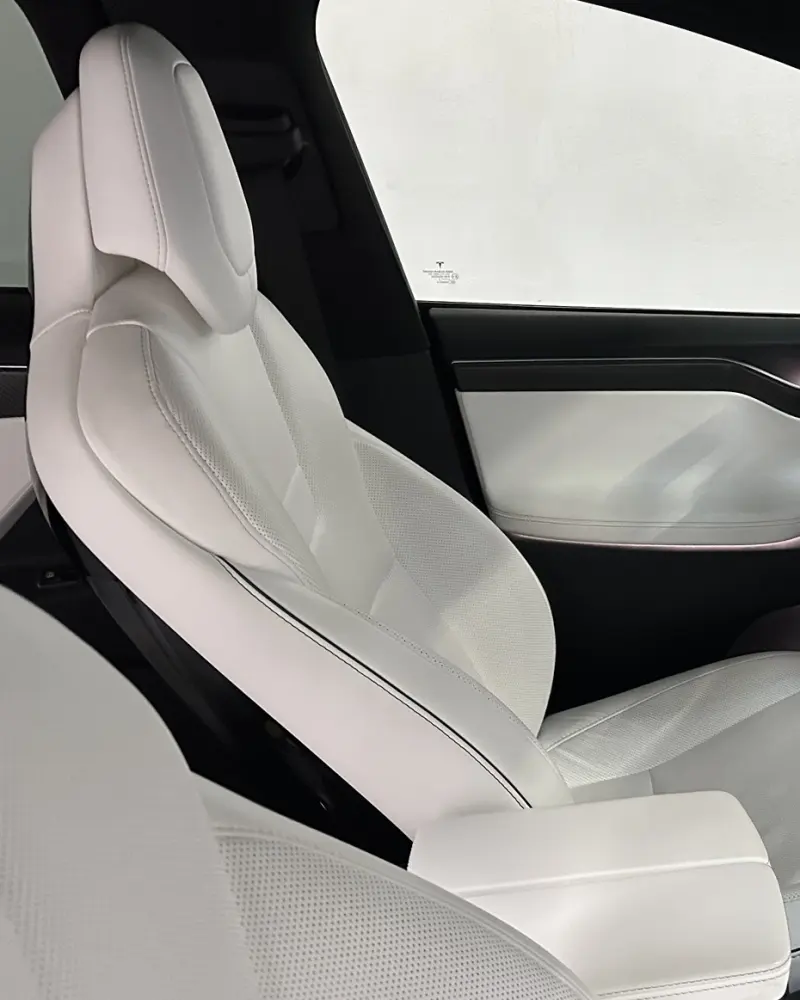 Asiento delantero blanco del Tesla Model X