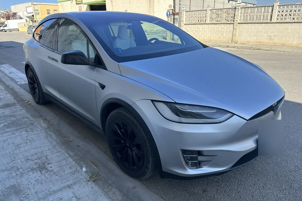 Tesla Model X plata visto de frente y de lado