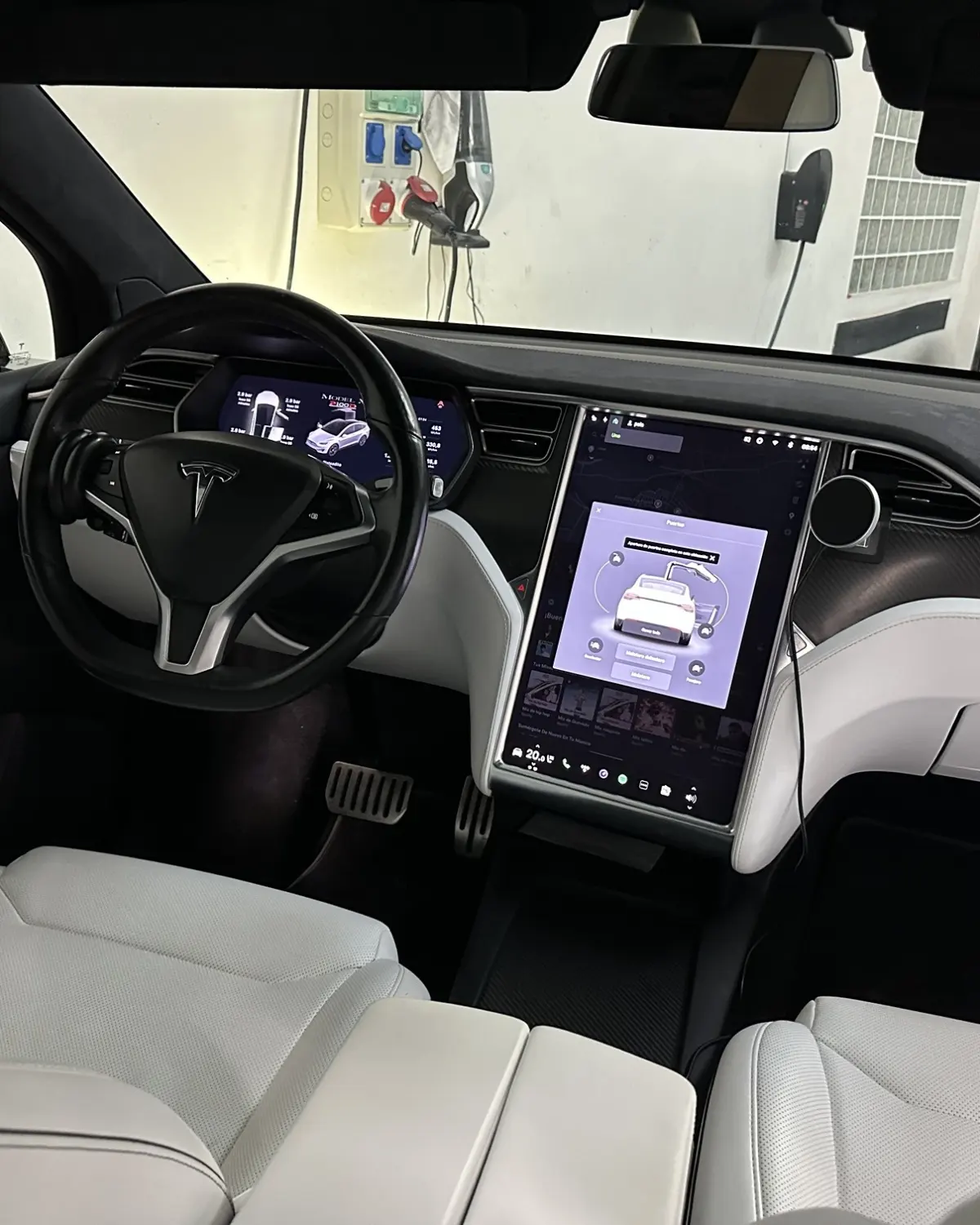 Salpicadero y parabrisas panorámico del Tesla Model X, con interior blanco